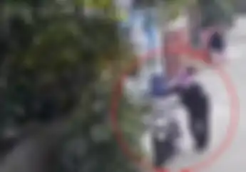 Dasar Badut Nekat Curi Motor di Bekasi Siang Hari Terekam CCTV Namun Ketutup Topeng