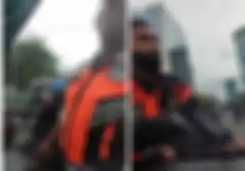 Video Razia Dishub Sampai Naik Kap Mobil, Motor Bisa Kena Tilang Juga?