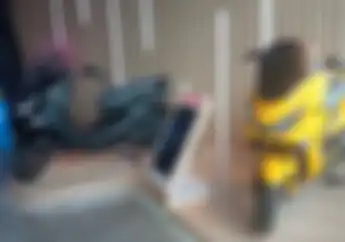 Motor Listrik Sering Dijemur di Parkiran Bisa Bikin Baterai Jadi Cepat Ngedrop?