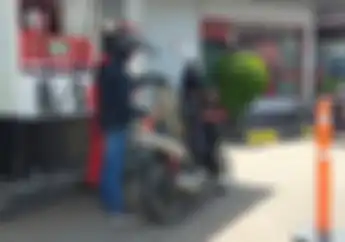 Pertamina Beberkan Alasan Kenapa Harus Turun dari Motor Saat Isi Bensin