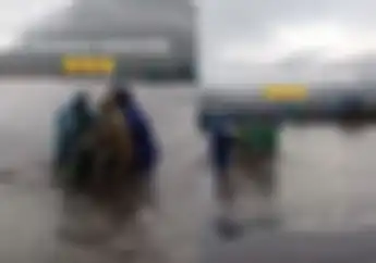Video Banjir Bromo Bikin Motor Hampir Terseret Arus, Lautan Pasir Jadi Penuh Air