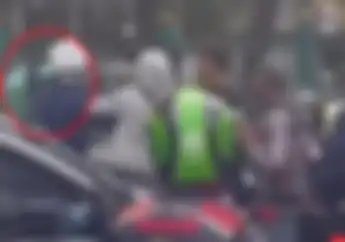 Pemotor Berhamburan Video Detik-detik Tukang Ojek Pangkalan Pukul Driver Ojol di Menteng 