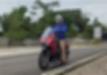 Berhenti Pas Naik Motor, Turun Pakai Kaki Kiri atau Kanan Duluan?