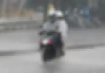 Bahaya Pohon dan Baliho Kampanye Tumbang, Pemotor Lebih Baik Tunda Perjalanan di Hujan Deras