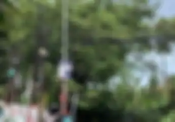 Ngeri Leher Pengendara Motor Kelilit Kabel Internet di Bekasi Hingga Luka