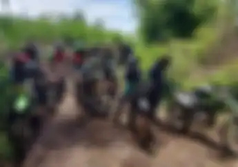 Seru Jatuh Bangun Bikers Penggemar Garuk Tanah di Event KLX Day Malang Jabat #1