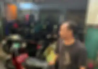 Halaman Rumah Jadi Tempat Parkir Motor Stasiun Cakung Pemilik Cuan Rp 1 Juta Per Hari