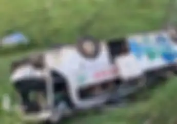 Penampakan Bus Kramat Djati Terbalik di Persawahan Jalan Raya Ciloto Puncak Usai Menghindari Motor Nyalip
