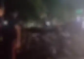 Pohon Tumbang Timpa Pemotor dan Atap Rumah Di Cilincing, Kerugian Seharga Yamaha LEXi LX