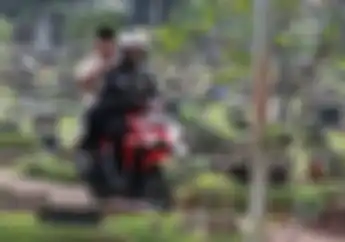 Prabowo Dibonceng Naik Honda Vario Ziarah ke Makam Ayah Usai Pemilu 2024