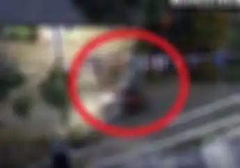 Merinding Motor Dibonceng Pocong Terekam CCTV Komentar Warganet Pro Kontra