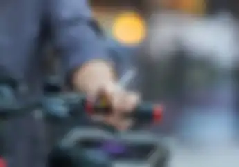 Lihat Pemotor Merokok Sambil Berkendara Jangan Diam Saja, Bisa Langsung Lapor Polisi