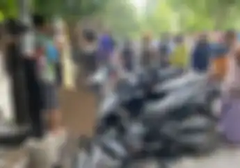 Ambulans Dengan Logo Parpol Oleng Hajar Lima Motor di Surabaya Langsung Kabur Ketakutan