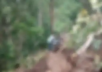 Longsor di Flores Bikin Jalan Tidak Bisa Dilintasi, Warga Setempat Buka Jasa Gotong Motor Tarifnya Segini