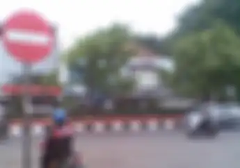 Pemotor Lawan Arah Tak Terima Ditegur, Semprotkan Cairan Mencurigakan ke Satpam