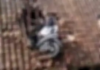 Kocak, Insiden Bocah SD Bawa Honda Vario Nyangkut di Atap Rumah Jadi Sorotan Media Inggris