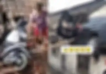 Kocak Setelah Bocah SD Naik Honda Vario Terbang ke Genteng Giliran Honda CRV Parkir di Atap Rumah