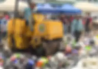 Video Ratusan Helm Dihancurkan Digilas Pakai Alat Berat Cegah Banyak Korban Tewas