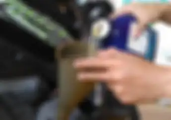 Oli Asli Punya Warna Khusus Tidak Seperti Oli Palsu Pemotor Harus Tahu Biar Mesin Tidak Jebol