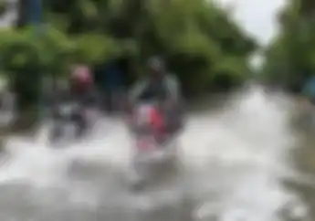 Hujan Deras Sejak Jumat Pagi Ini Jalan Tergenang Banjir di Jakarta yang Wajib Diketahui Pemotor