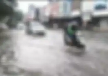 Banjir Muncul Akibat Hujan Deras di Jakarta Pengendara Motor Jangan Asal Terobos