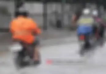 KNKT Kasih Paham Bahaya Naik Motor Pakai Sandal Jepit di Musim Hujan, Enggak Cuma Soal Kecelakaan