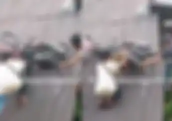 Lagi-Lagi Motor Terbang ke Genteng Rumah, Tukang Galon Apes Akibat Rem Blong
