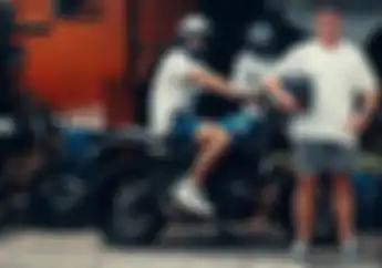Pembalap F1 Charles Leclerc Liburan di Bali Riding Naik Yamaha XSR 155 Modifikasi Sambil Antri Pertamini