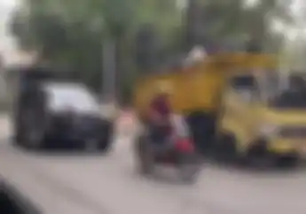 Motor Terkuat di Bumi Honda Supra Bapak Derek Toyota Fortuner Bikin Kaget Pengguna Jalan