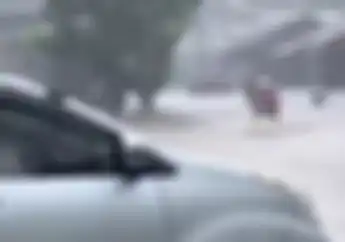 Ras Terkuat di Bumi Naik Motor Listrik Yadea T9 Terobos Banjir di Jakarta Timur Pemotor Dibikin Melongo