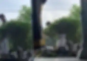 Tak Kebagian Tempat Saat Salat Ied Kemarin Pria Ini Akhirnya Salat di Atas Honda Supra Bapak