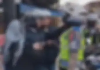 Tegang Pemotor Ngamuk Bentak Polisi Sampai Banting Pelat Nomor Bisa Dijerat Penjara 2 Bulan
