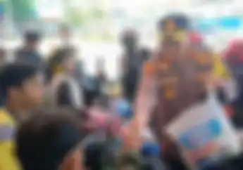 Pemudik Motor di Pelabuhan Bakauheni Dapat Es Krim dan Minuman Gratis dari Polisi