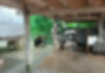 Antisipasi Banjir Besar Warga di Daerah Ini Gantung Motor di Rumahnya