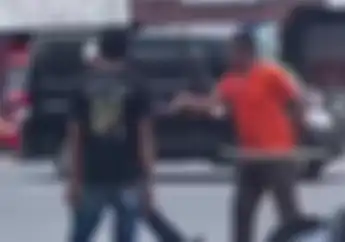 Tukang Parkir Liar Seperti Preman Tantang Petugas Toko Berkelahi Tidak Senang Ditegur