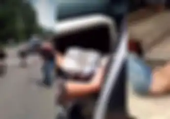 Perampok Bermotor di Jambi Jatuh Saat Kabur Uang Ratusan Juta Berhamburan di Jalan