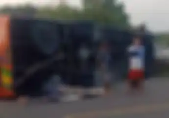 Bus Rajawali Indah Bojonegoro-Surabaya Terguling dan Tabrak Motor, Dua Orang Tewas