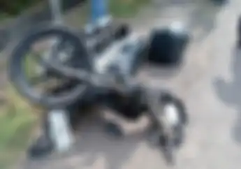 Honda Supra Bapak Adu Banteng dengan Toyota Fortuner di Bali Motor Ringsek, Untung Rider Selamat