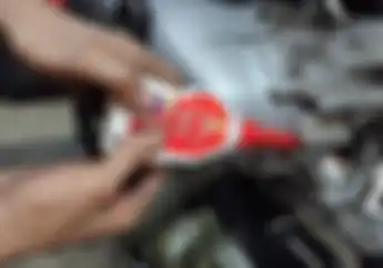Ternyata Oli Gardan Motor Matic Tetap Bening Bekas Pakai Pertanda Baik