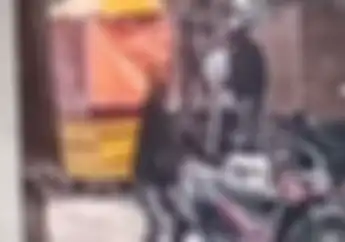 Bak Jagoan Maling Motor Todongkan Pistol Saat Digeruduk Warga di Bekasi