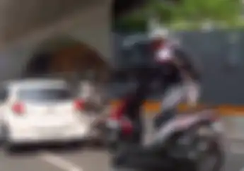 Kebanyakan Gaya Sok Freestyle di Jalan Raya Pemotor Honda BeAT Tabrak Mobil Sampai Ringsek