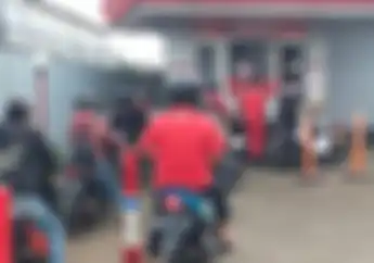 Isi Bensin Wajib Pakai Helm Bagi Pengendara dan Boncenger Resmi Berlaku Nasional Mulai Bulan Ini