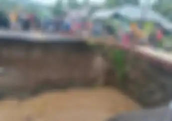 Ngeri Jembatan Ambruk di Bone Hanyutkan Satu Pengendara Motor Belum Ditemukan Hingga Kini