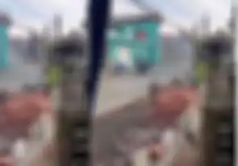 Detik-Detik Pengendara Honda Scoopy Terobos Jalan Cor Anggaran Rp 60 Miliar di Bandung Warga Tidak Ada yang Mau Bantu