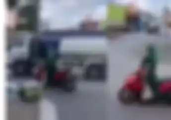 Beredar Video Emak-Emak Naik Honda Vario Banyak Tingkah di Pati Berdiri di Atas Motor Sampai Mau Dicium Truk