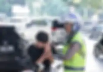 Cara Halus Polisi Kasih Paham Pemotor yang Enggak Pakai Helm di Razia Operasi Patuh Jaya 2024