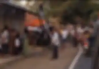 Honda Revo Ringsek Diseruduk Truk Muatan Minyak di Bangkalan, Rumah Warga Nyaris Hancur
