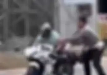 Video Rider Suzuki GSX-R150 Nekat Mau Terobos Razia Polisi Jadi Korban Tertabrak