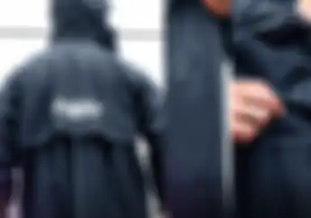 Kenapa Jas Hujan Karet Jadi Favorit Bikers, Padahal Minusnya Banyak