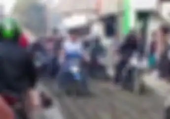 Jalan Baru Dicor di Cimahi Telan Anggaran Rp 28 Miliar Hancur Dilindas Puluhan Pemotor Warga Pasrah